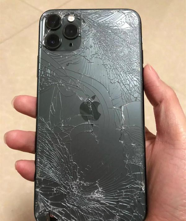 苹果手机被一个小朋友撞屏碎了,换一下要3000,该让他父母赔偿吗?